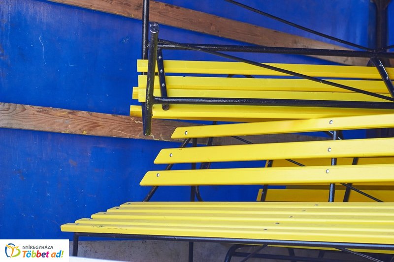 Felújított padok a kertvárosi iskolának