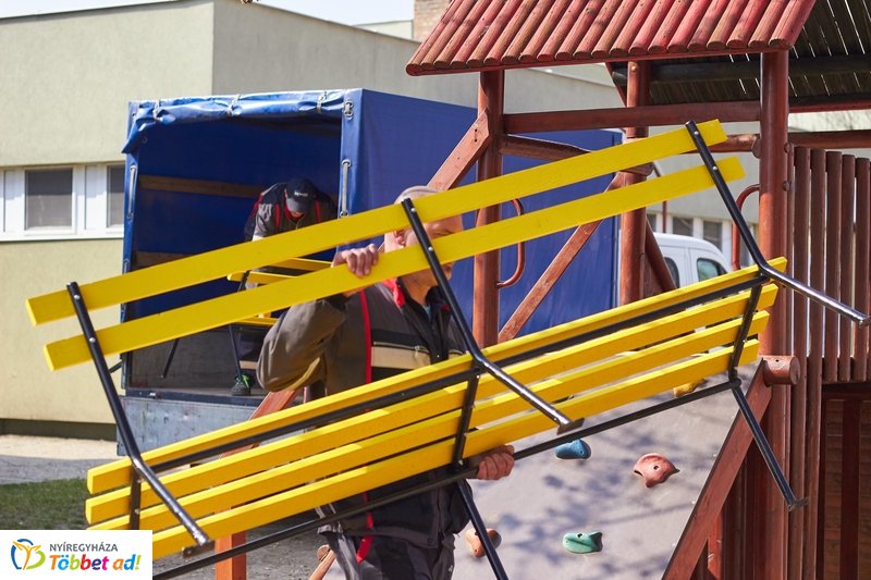 Felújított padok a kertvárosi iskolának