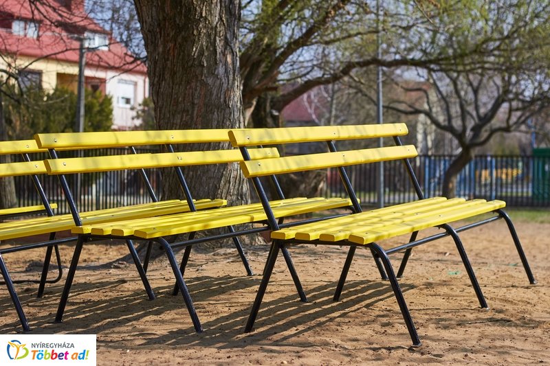 Felújított padok a kertvárosi iskolának