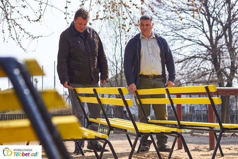 Felújított padok a kertvárosi iskolának