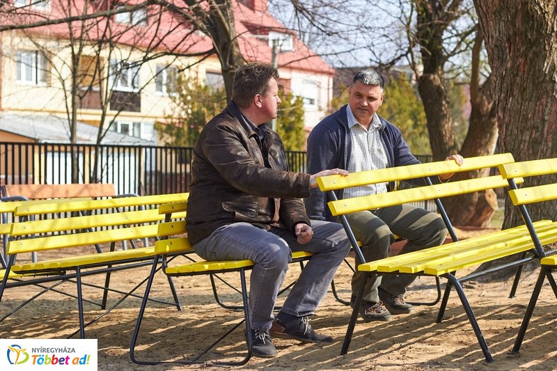 Felújított padok a kertvárosi iskolának