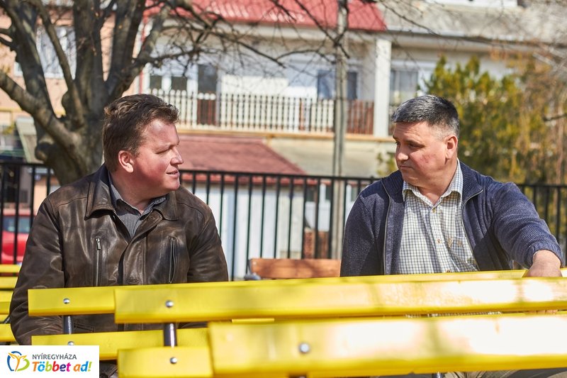 Felújított padok a kertvárosi iskolának