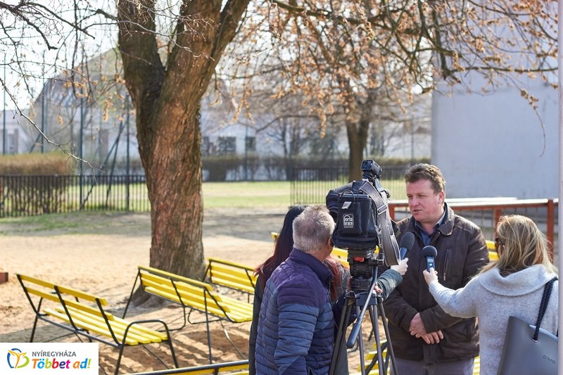 Felújított padok a kertvárosi iskolának