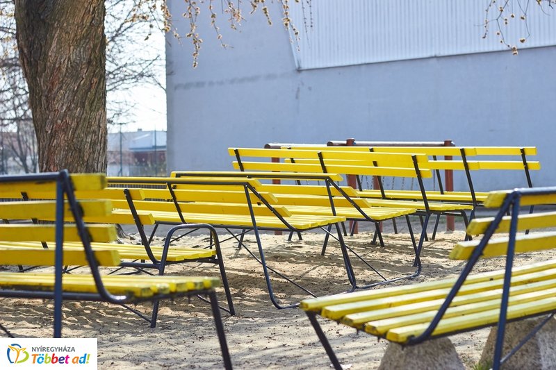 Felújított padok a kertvárosi iskolának