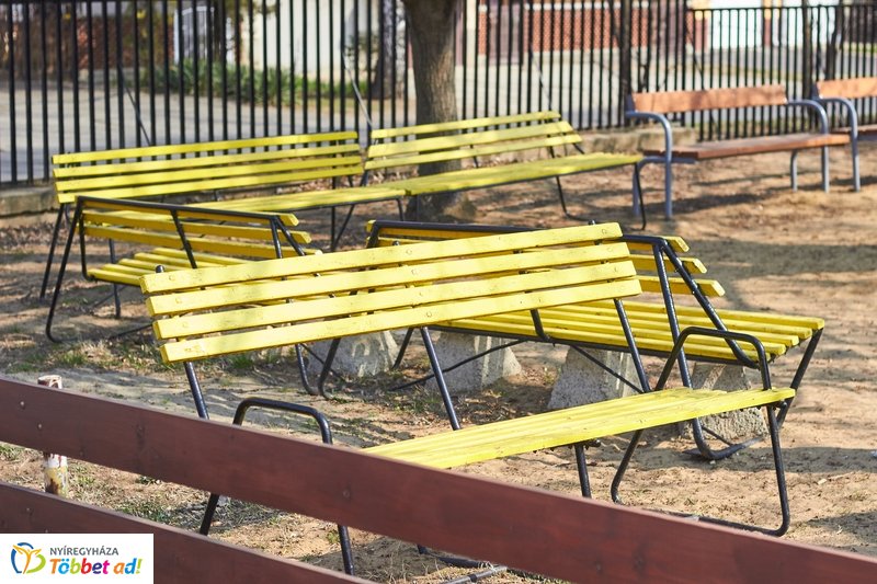 Felújított padok a kertvárosi iskolának