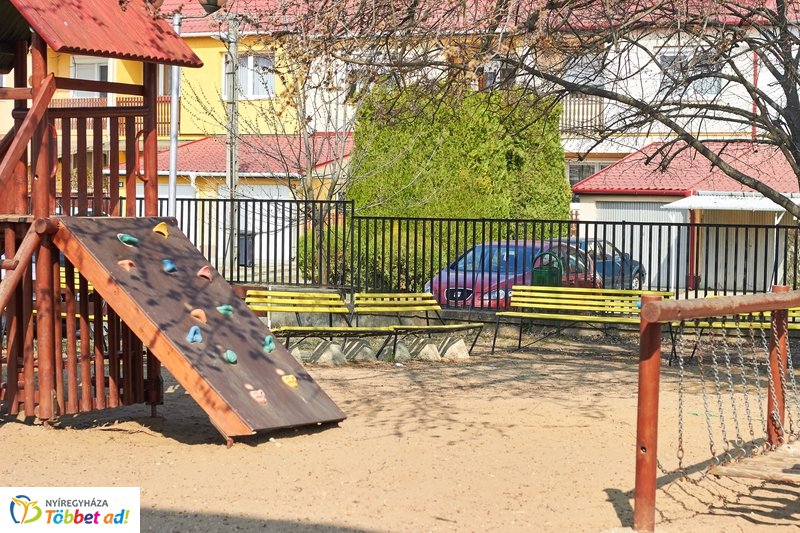 Felújított padok a kertvárosi iskolának