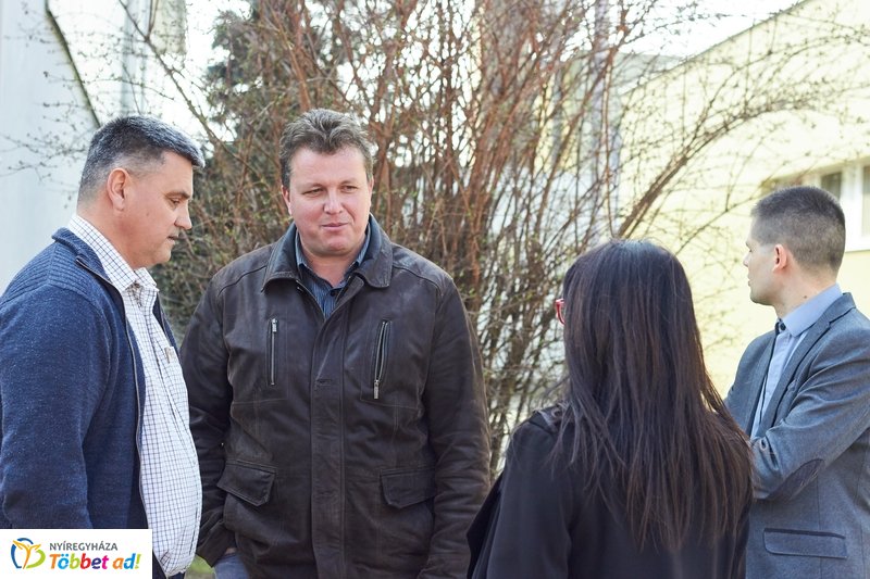 Felújított padok a kertvárosi iskolának