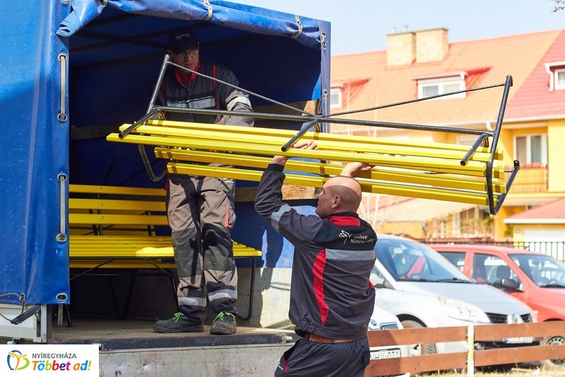 Felújított padok a kertvárosi iskolának