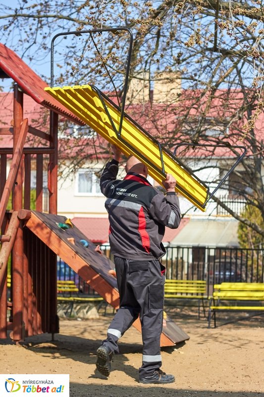 Felújított padok a kertvárosi iskolának