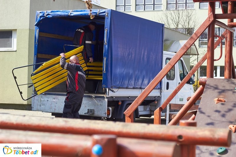 Felújított padok a kertvárosi iskolának