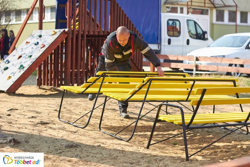 Felújított padok a kertvárosi iskolának
