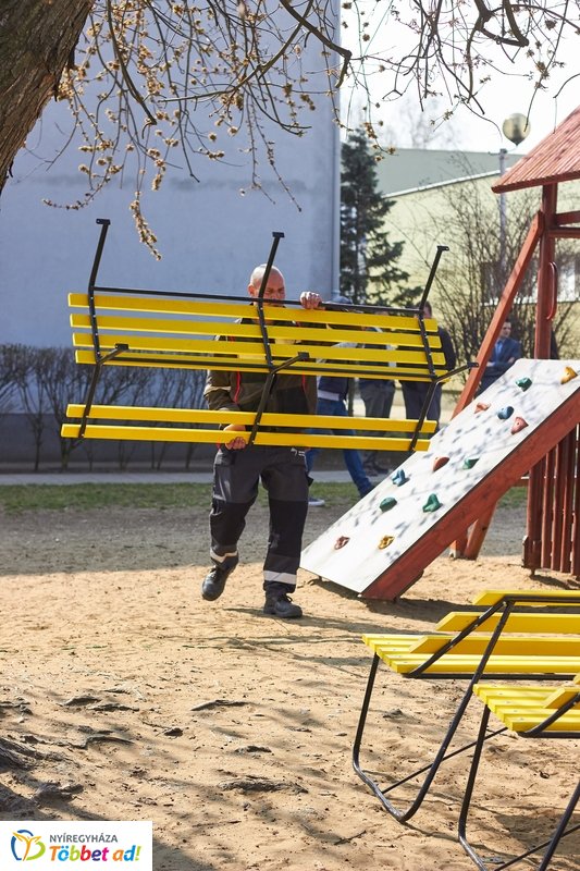 Felújított padok a kertvárosi iskolának