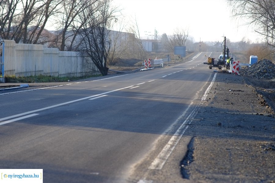 Felújított útszakasz a Rozsrétszőlő bekötő úton