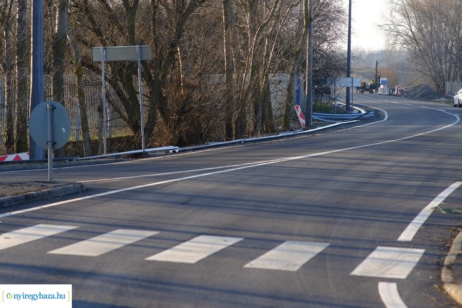 Felújított útszakasz a Rozsrétszőlő bekötő úton