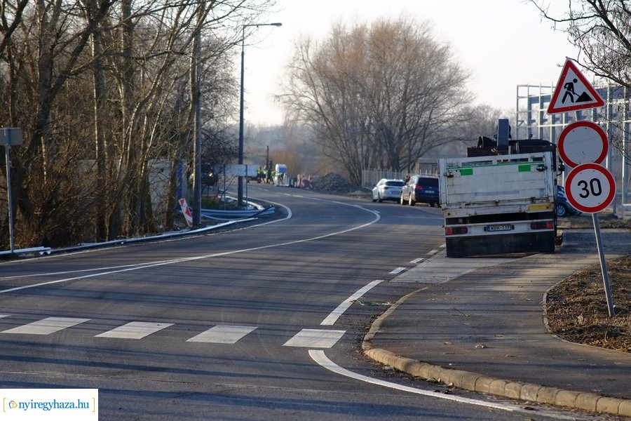 Felújított útszakasz a Rozsrétszőlő bekötő úton