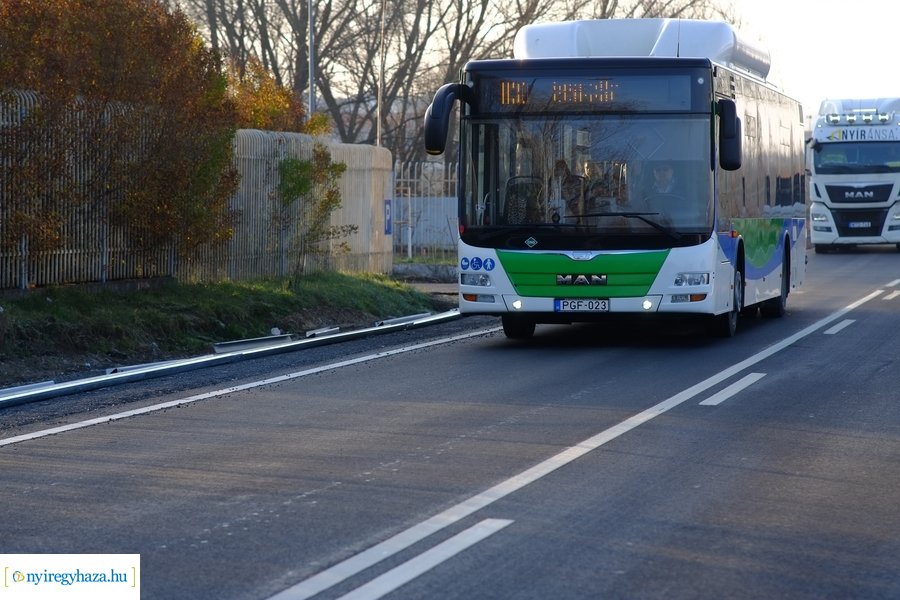 Felújított útszakasz a Rozsrétszőlő bekötő úton