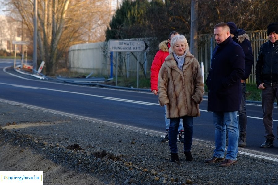Felújított útszakasz a Rozsrétszőlő bekötő úton