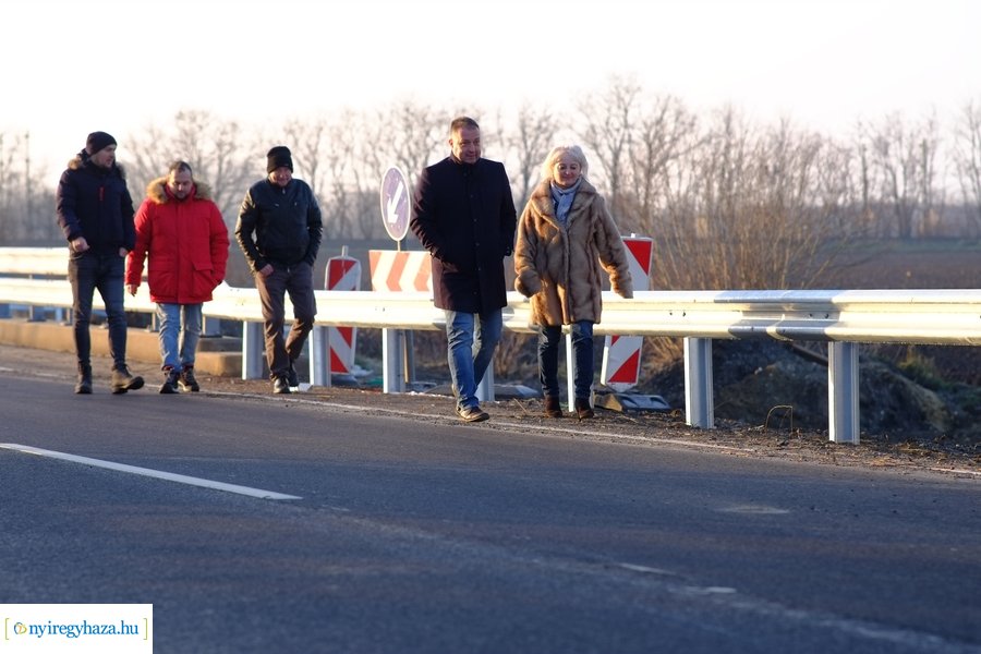 Felújított útszakasz a Rozsrétszőlő bekötő úton