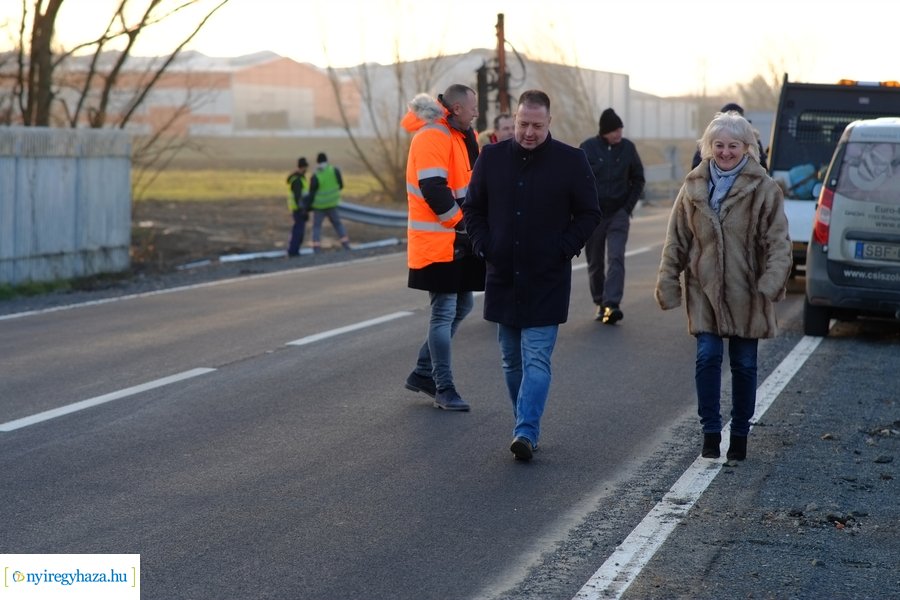 Felújított útszakasz a Rozsrétszőlő bekötő úton