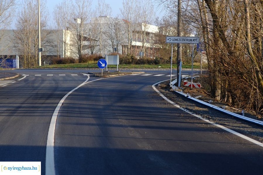 Felújított útszakasz a Rozsrétszőlő bekötő úton