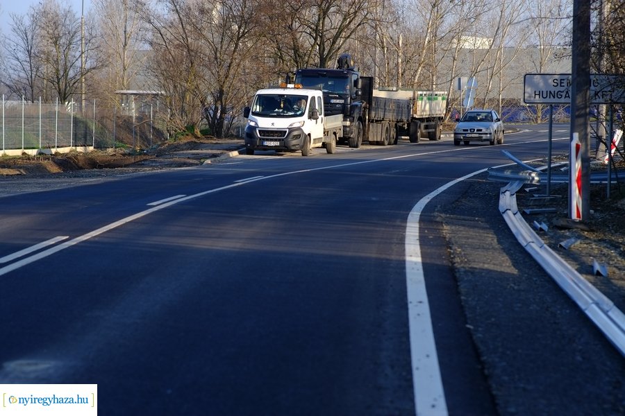 Felújított útszakasz a Rozsrétszőlő bekötő úton