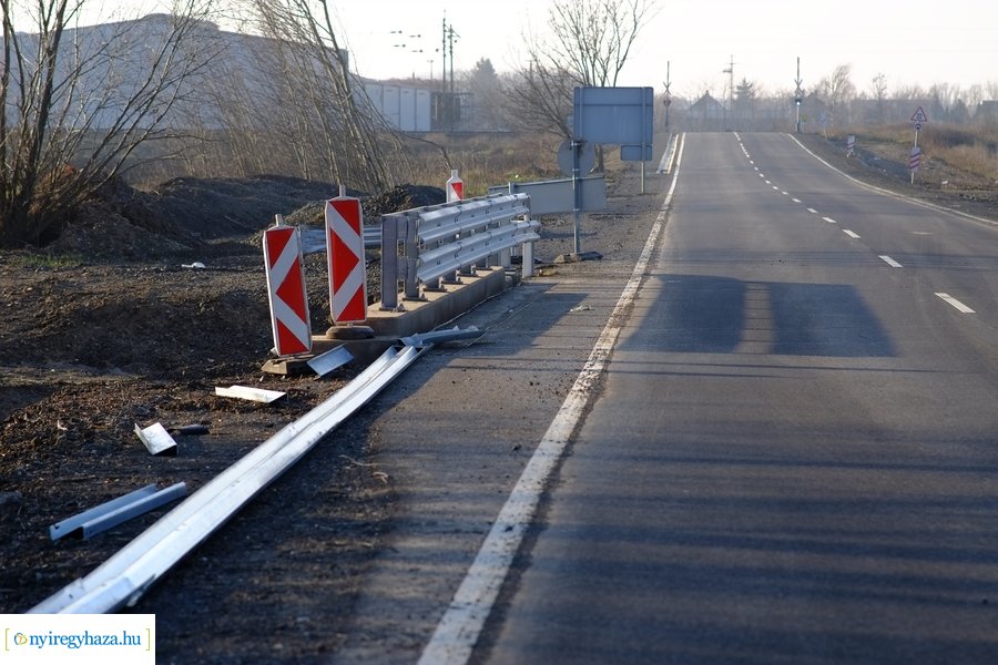 Felújított útszakasz a Rozsrétszőlő bekötő úton