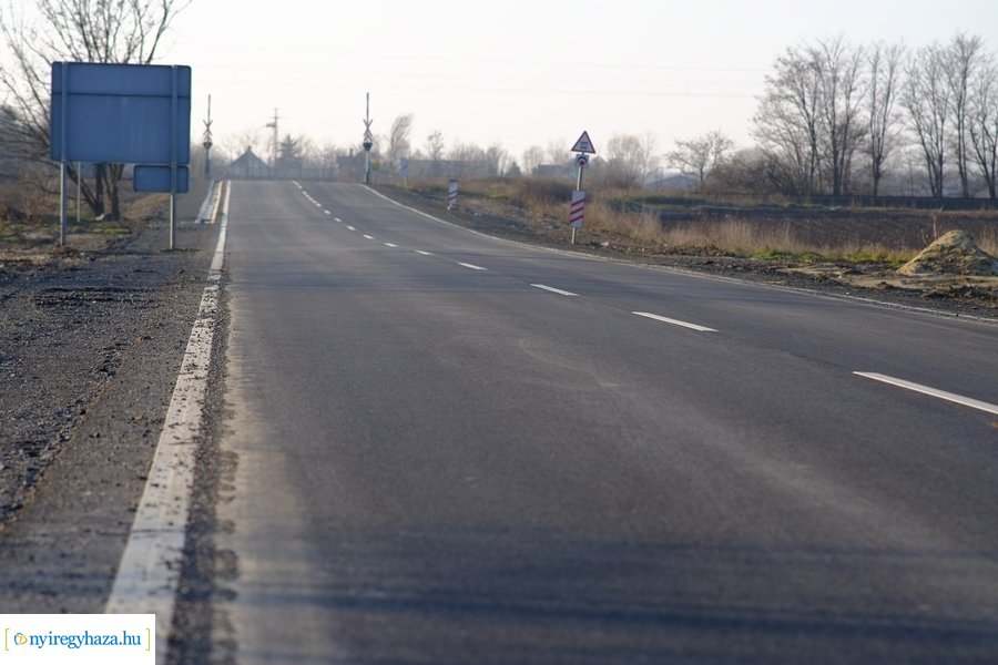 Felújított útszakasz a Rozsrétszőlő bekötő úton