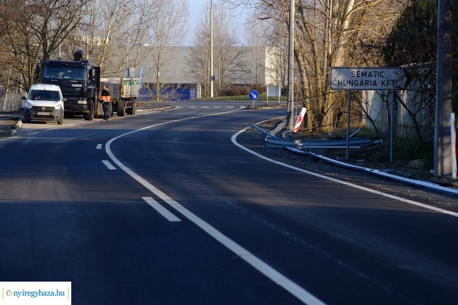 Felújított útszakasz a Rozsrétszőlő bekötő úton