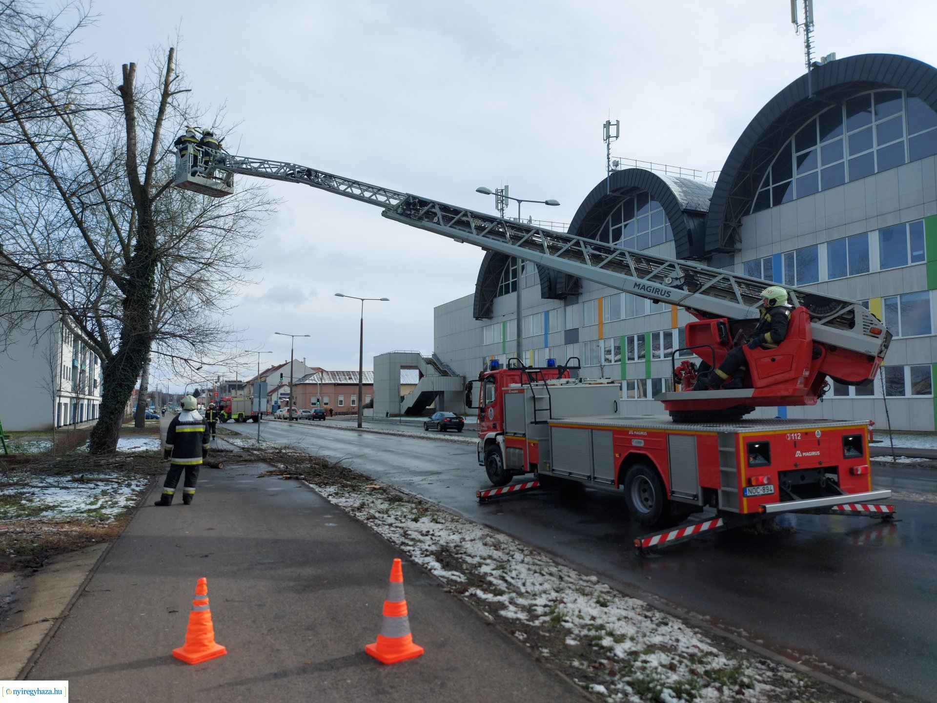 Fennakadásokat okoz a szél