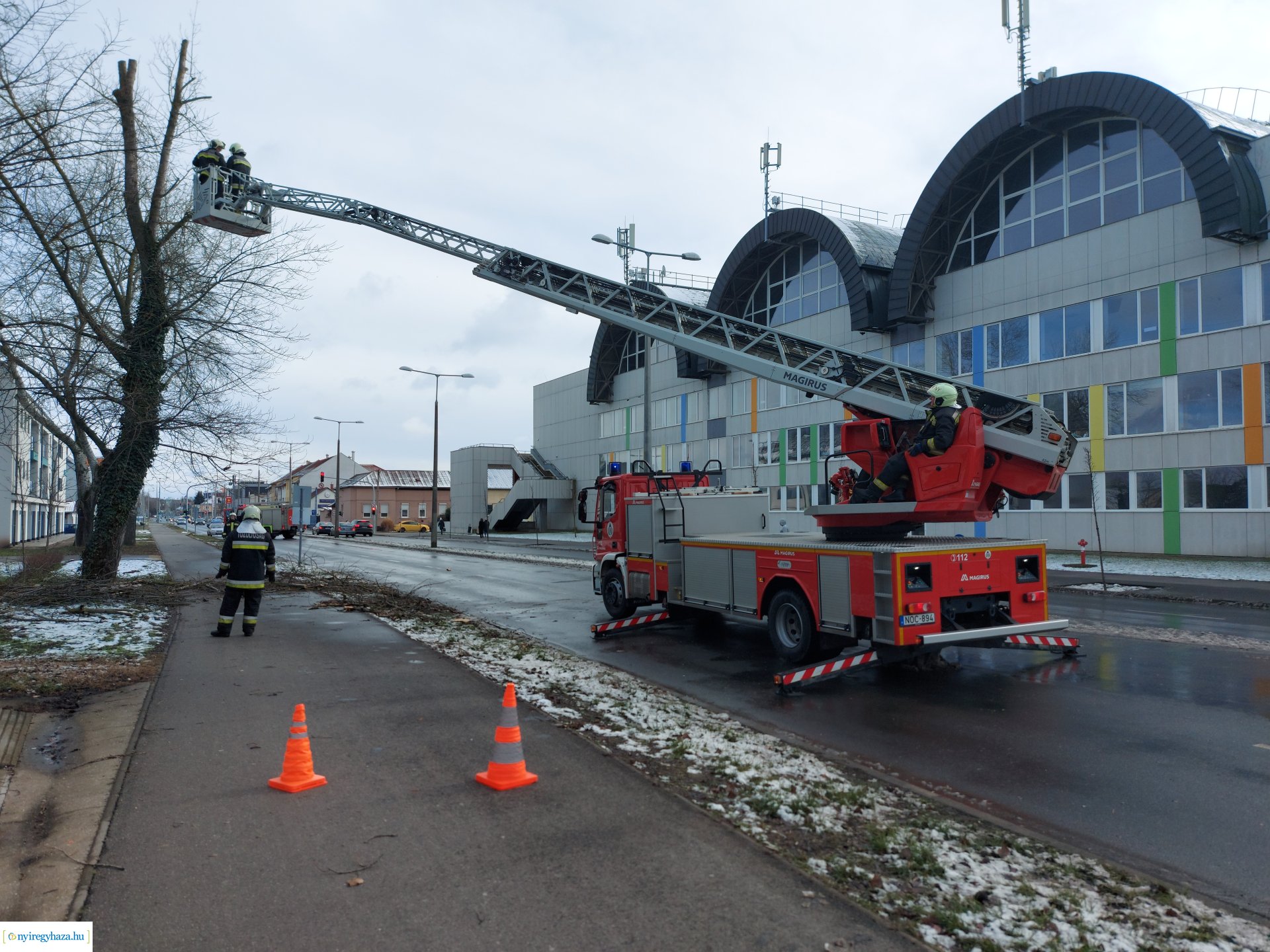 Fennakadásokat okoz a szél