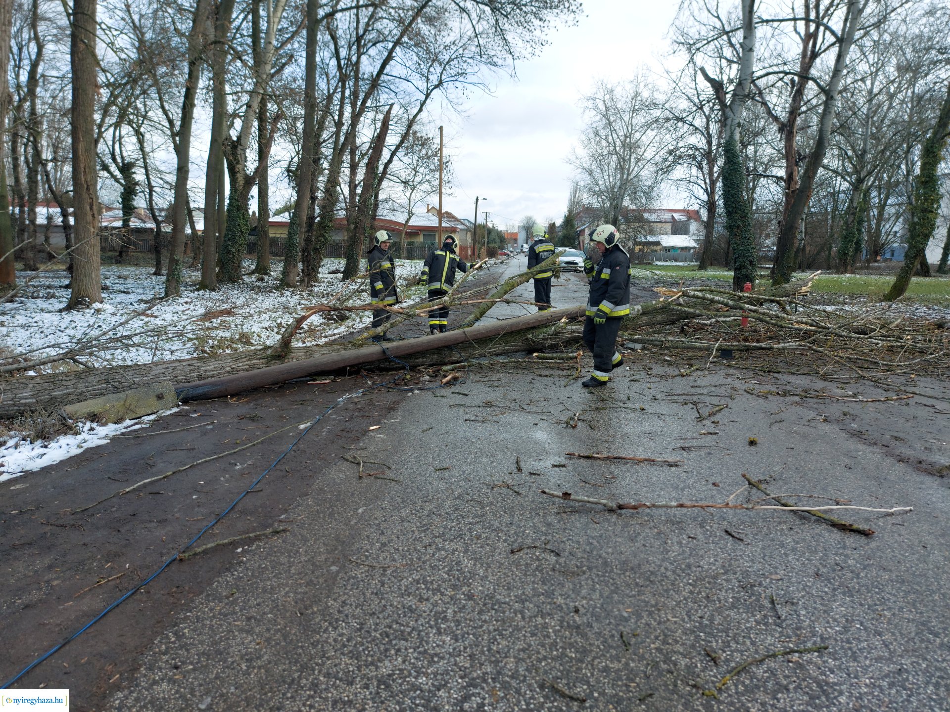 Fennakadásokat okoz a szél