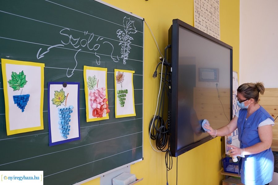 Fertőtlenítés az evangélikus iskolában