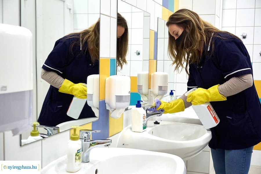 Fertőtlenítés az evangélikus iskolában