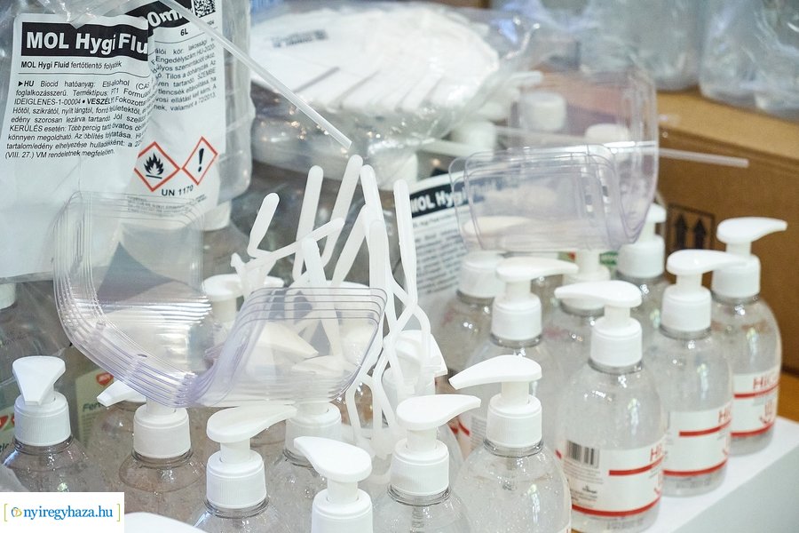 Fertőtlenítő szerek átadása a Városházán