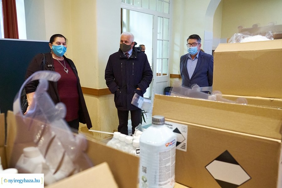 Fertőtlenítő szerek átadása a Városházán