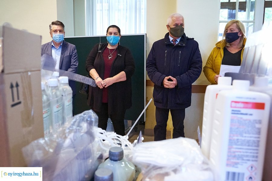 Fertőtlenítő szerek átadása a Városházán