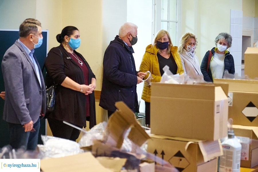 Fertőtlenítő szerek átadása a Városházán