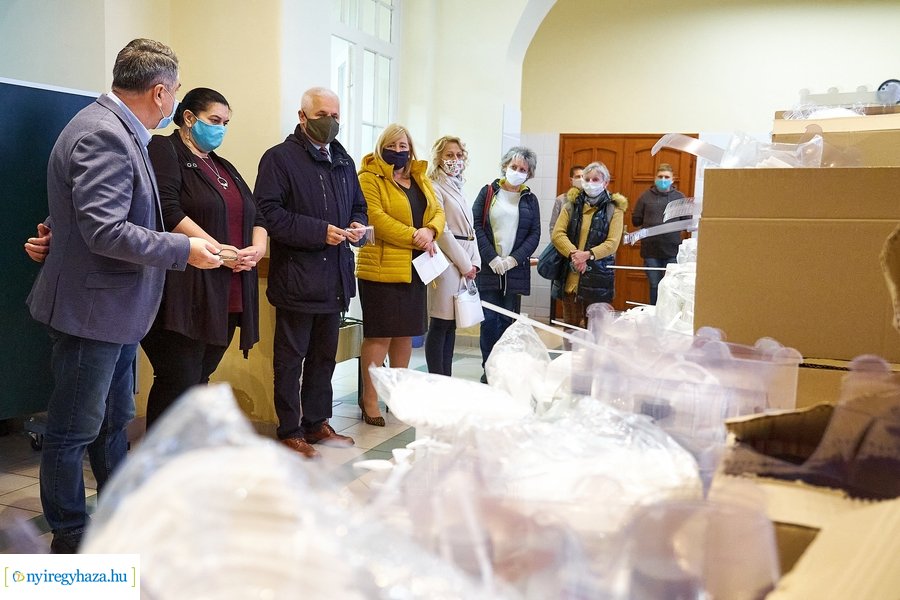 Fertőtlenítő szerek átadása a Városházán