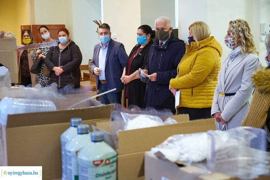 Fertőtlenítő szerek átadása a Városházán