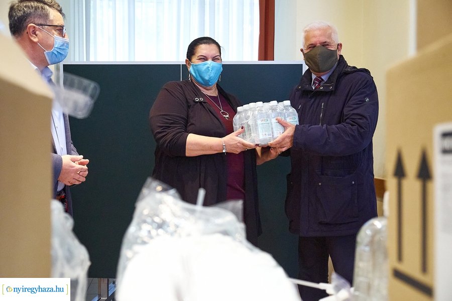 Fertőtlenítő szerek átadása a Városházán