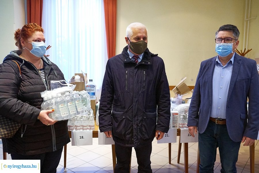 Fertőtlenítő szerek átadása a Városházán