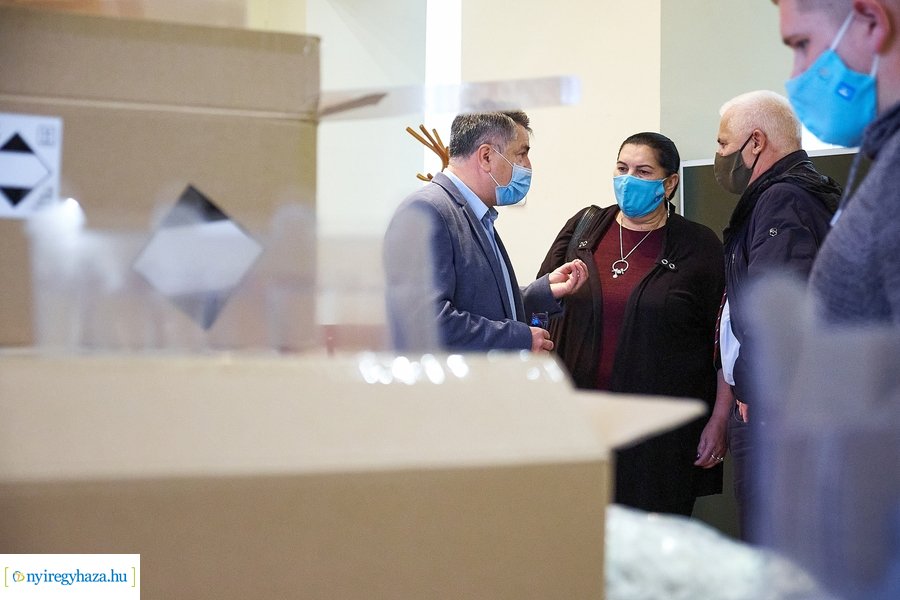 Fertőtlenítő szerek átadása a Városházán