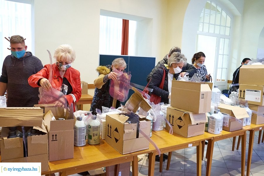 Fertőtlenítő szerek átadása a Városházán