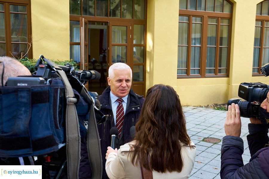 Fertőtlenítő szerek átadása a Városházán