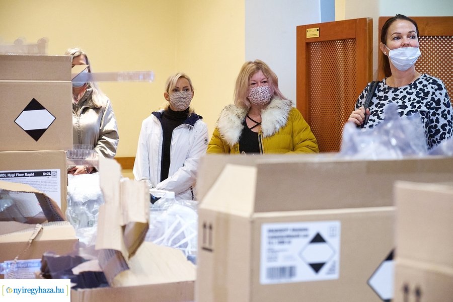 Fertőtlenítő szerek átadása a Városházán
