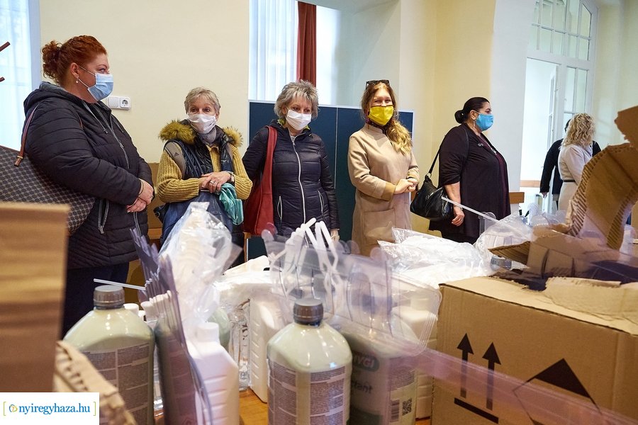 Fertőtlenítő szerek átadása a Városházán