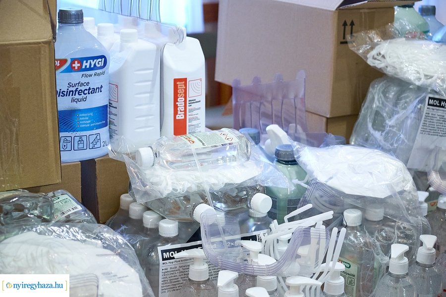 Fertőtlenítő szerek átadása a Városházán