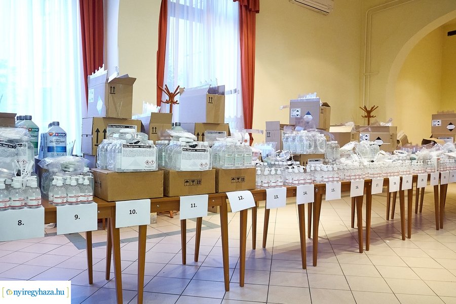 Fertőtlenítő szerek átadása a Városházán