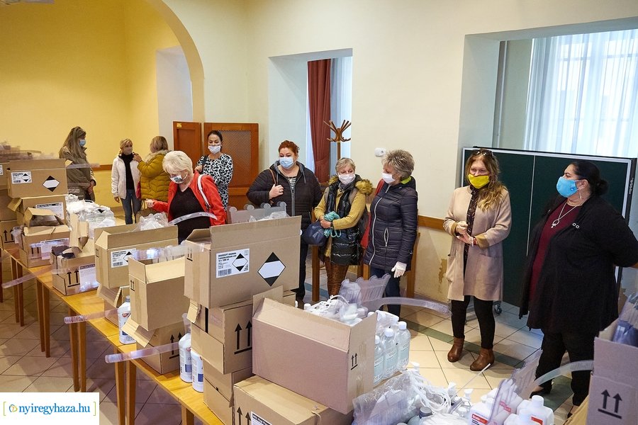 Fertőtlenítő szerek átadása a Városházán
