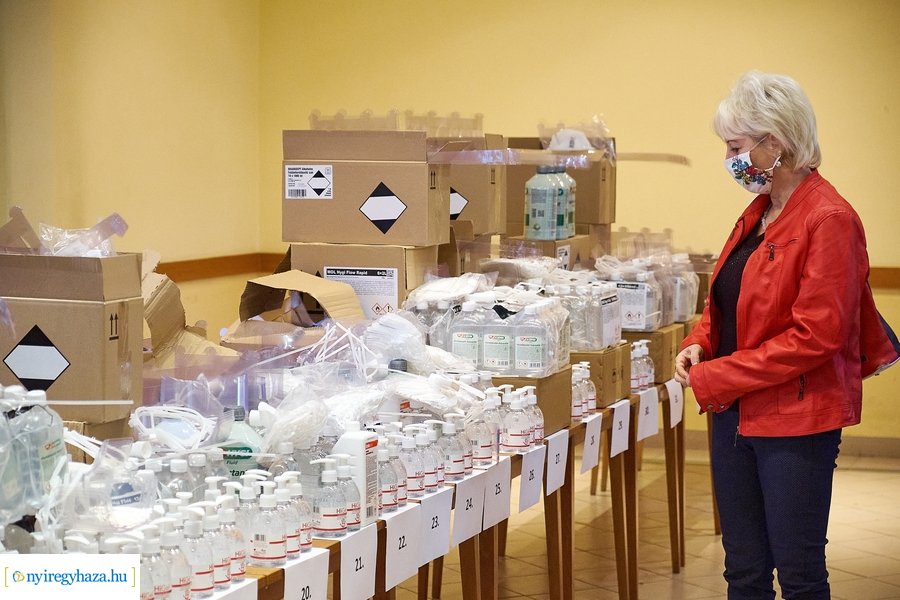 Fertőtlenítő szerek átadása a Városházán